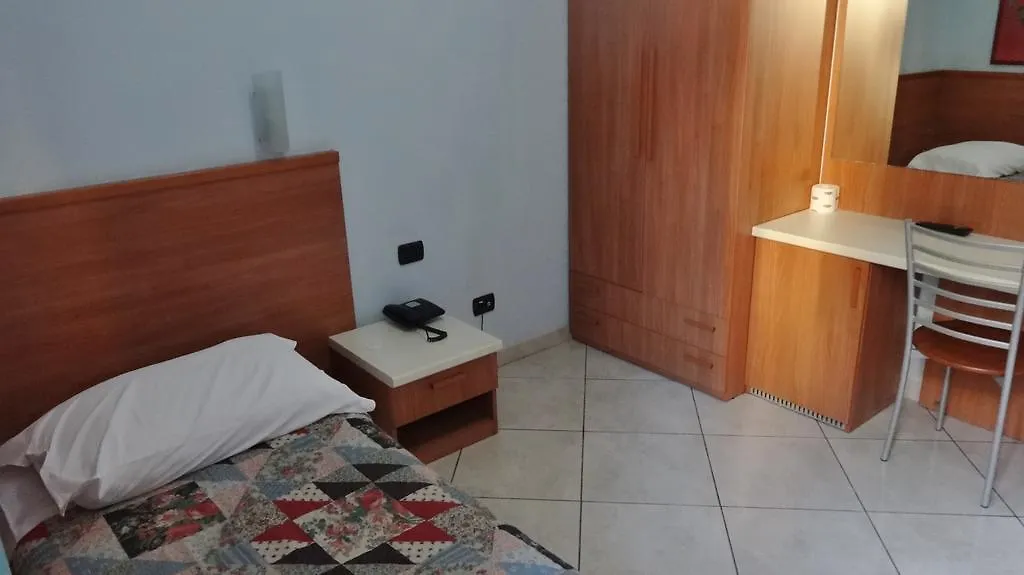 Hotel2000 Милан Отель